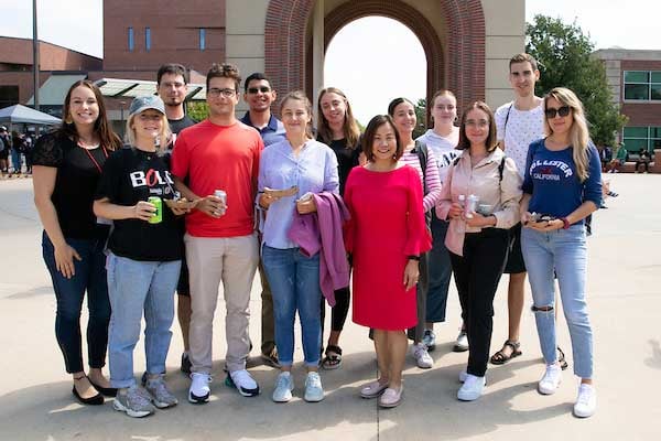 UComm -- Chancellor -- Food Truck Students