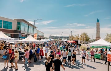 farmers_market_people_walking